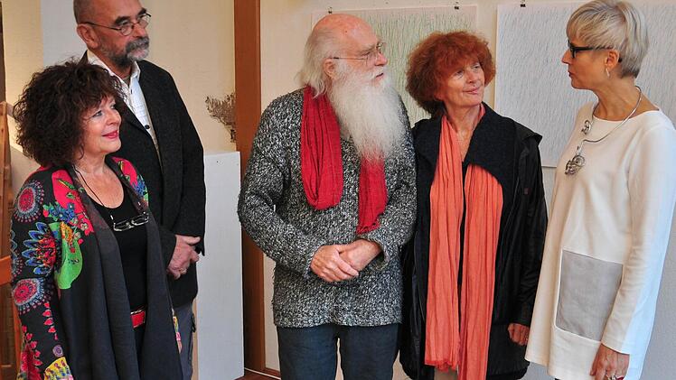 Während er noch Werke bei der Biennale in Venedig zeigt, ehrt der Künstler herman de vries (Mitte) auch seine Freunde, die Galeristen Egon Stumpf und Eleonore Schmidts-Stumpf (links), indem er derzeit 17 seiner Zeichnungen in ihrer Galerie ausstellt. Mit im Bild seine Frau susanne (Zweite von rechts) und Katharina Winterhalter (rechts), die bei der Vernissage die Laudatio hielt.