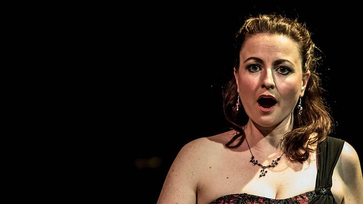 Stefanie Schmitt gestaltete einen Liederabend in der Coburger Reithalle.Foto: Jochen Berger