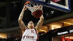 Beim Dunking des überragenden Daniel Theis ist Devin Booker chancenlos.