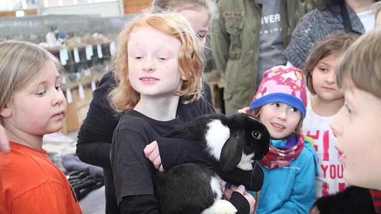Voller Stolz nimmt hält dieses Mädchen ihr Kaninchen im Arm. Foto: Gerda Völk