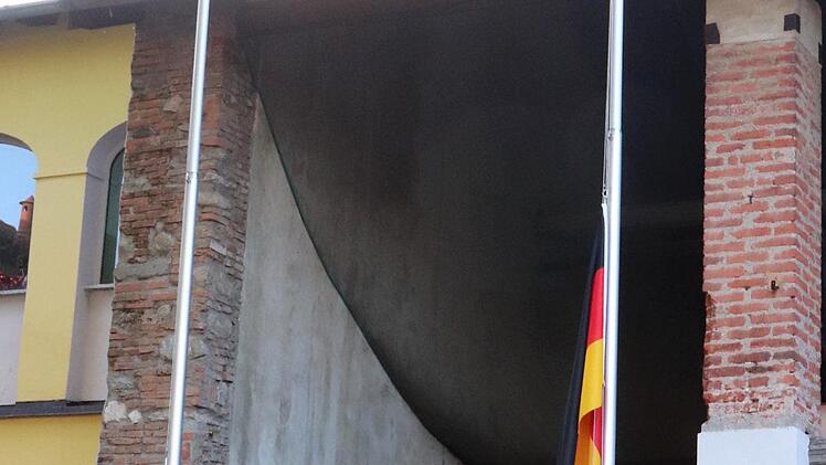 Zwei Schüler hissen die Flaggen, wenn die Nationalhymnen erklingen.   Foto: Johanna Blum