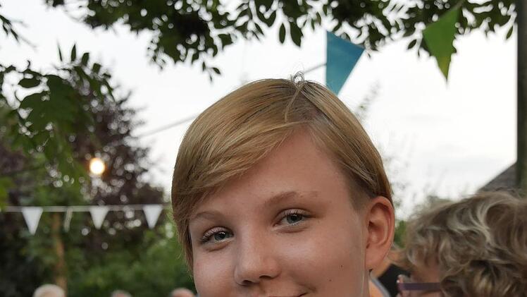 Sofie (13Jahre): "Ich bin heute gekommen, weil ich mir mit  meinen Freunden einen schönen Kinoabend machen will, und weil ich in den  Ferien gerne den Abend draußen verbringen möchte. Ich habe mir keinen  besonderen Film ausgesucht, aber heute habe ich richtig viel Zeit. Und die  Hauptsache ist, ich bin mit meinen Freunden unterwegs und habe einfach  Spaß." Foto: Manja von Nida