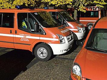 Die Feuerwehreinsatzwagen vor der Don-Bosco-Kirche  Fotos: Franka Struve