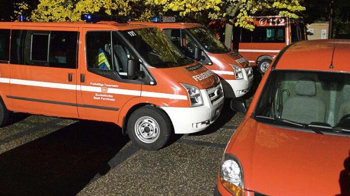 Die Feuerwehreinsatzwagen vor der Don-Bosco-Kirche  Fotos: Franka Struve