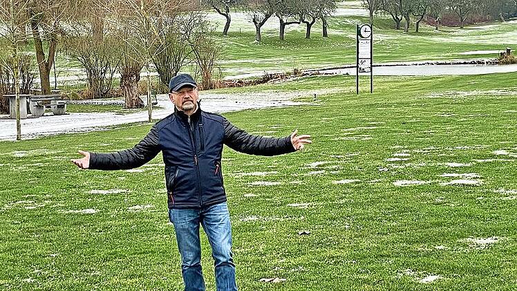Der Vorsitzende des Coburger Golfclubs, Andreas Höllein, ist maßlos enttäuscht, weil die 18-Loch-Anlage in Tambach wegen der Corona-Auflagen geschlossen werden musste.