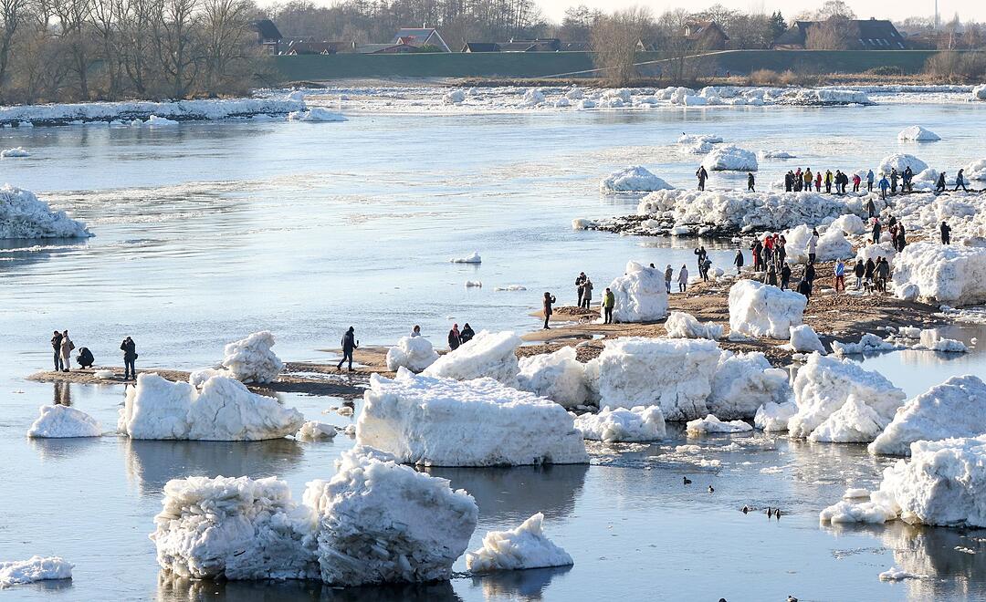 Gro&szlig;e Eisschollen auf der Elbe