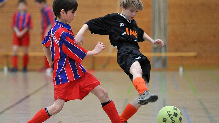 Die E-Junioren der SpVgg Etzelskirchen (l.) wurden für ihre sportlichen Erfolge geehrt. Hier hatten sie es beim Hallenmasters der SpVgg Etzelskirchen im März 2012 mit den benachbarten Nachwuchskickern des SC Gremsdorf zu tun. Foto: Archiv/Picturedreams