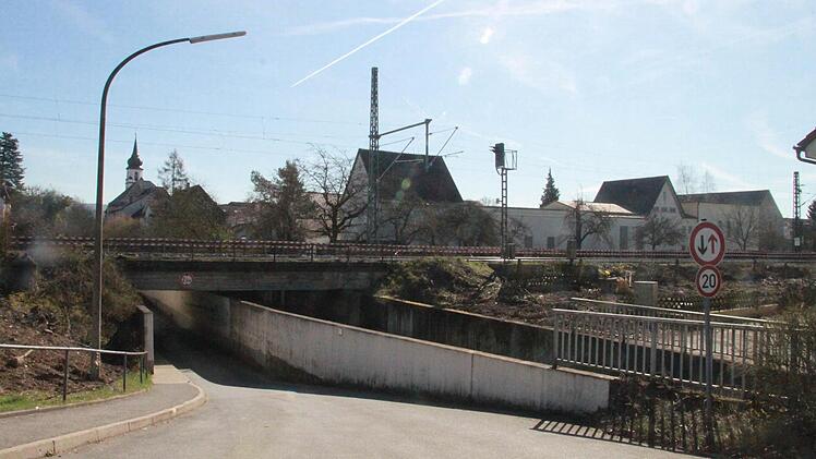 Die bestehende Unterführung in der Ebensfelder Bahnhofstraße wird erst geschlossen, wenn die neue Unterführung in der Ziegelstraße fertig ist. An dieser Stelle wird Ene Juni eine Hilfsbrücke für Fußgänger errichtet, damit vom Ebensfelder Ortskern über die Gleise zum Bahnhof gelangen.
