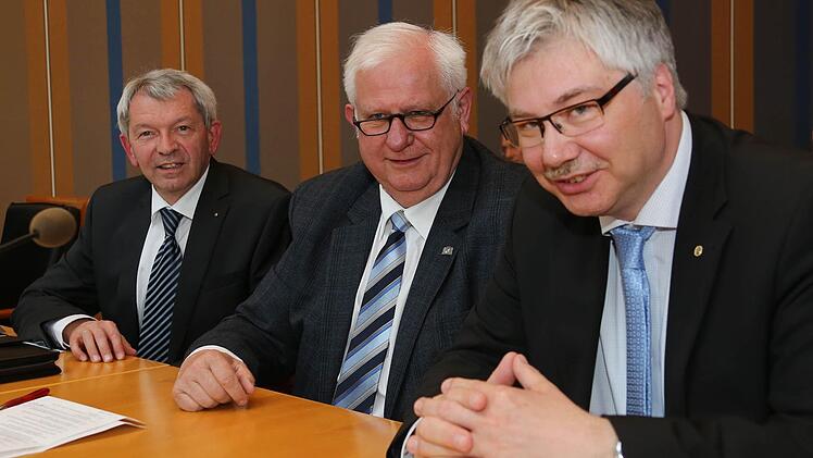Zwei "neue" Landräte und ein bewährter: Der neue Landkreischef Johann Kalb mit seinen Stellvertretern Johann Pfister (Mitte), der bisher bereits Stellvertreter war, und dem vom Kreistag zum weiteren Stellvertreter neu gewählten Rüdiger Gerst (rechts).  Fotos: Matthias Hoch