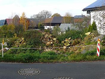 Was wird aus dem Dorferneuerungs-Projekt Steinbach? Ein Blick über die Dorfstraße auf das von den Bürgern eigenhändig abgebrochene Haus, um genügend Platz für das gewollte Dorfgemeinschaftshaus und den Feuerwehr-Stellplatz zu bekommen. Foto: Klaus-Peter Wulf