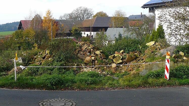Was wird aus dem Dorferneuerungs-Projekt Steinbach? Ein Blick über die Dorfstraße auf das von den Bürgern eigenhändig abgebrochene Haus, um genügend Platz für das gewollte Dorfgemeinschaftshaus und den Feuerwehr-Stellplatz zu bekommen. Foto: Klaus-Peter Wulf