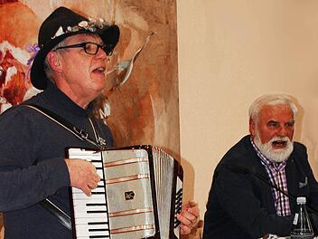 Bernd Hammer, der Bad Kissinger Stadtmusikdirektor, erzählte in Münnerstadt nicht nur von seiner Arbeit und seinen musikalischen Reisen, er unterhielt die Gäste des Erzählcafés auch musikalisch. Rechts Eugen Albert, der das Erzählcafé im Haus Sankt Michael des Julius-Spitals organisiert.  Foto: Dieter Britz