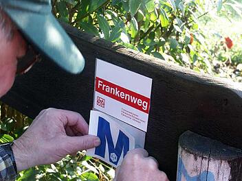 Viel Zeit und Mühe wenden die ehrenamtlichen Helfer des Frankwaldvereins dafür auf, um die Wanderwege in der Region gut zu markieren. Um so bedauerlicher ist es, dass seit einiger Zeit im Kulmbacher Oberland zahlreiche Markierungen abgerissen oder gestohlen werden. Foto: Katrin Geyer