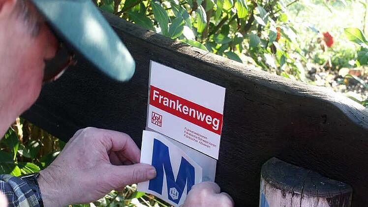 Viel Zeit und Mühe wenden die ehrenamtlichen Helfer des Frankwaldvereins dafür auf, um die Wanderwege in der Region gut zu markieren. Um so bedauerlicher ist es, dass seit einiger Zeit im Kulmbacher Oberland zahlreiche Markierungen abgerissen oder gestohlen werden. Foto: Katrin Geyer