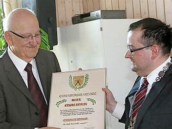 Hallstadts neuer Ehrenbürger Erwin Braun (l.) mit Bürgermeister Thomas Söder  Foto: Janina Selig