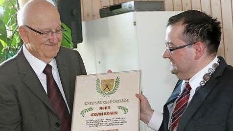 Hallstadts neuer Ehrenbürger Erwin Braun (l.) mit Bürgermeister Thomas Söder  Foto: Janina Selig