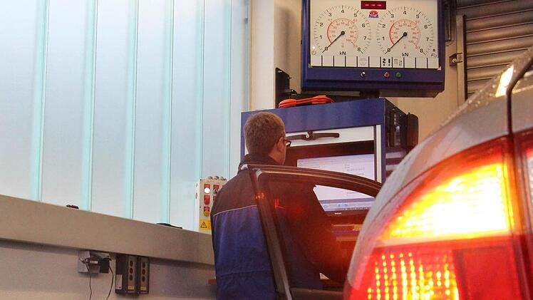 Beim TÜV in Höchstadt werden jährlich rund 6300 Fahrzeuge getestet. Foto: Christian Bauriedel