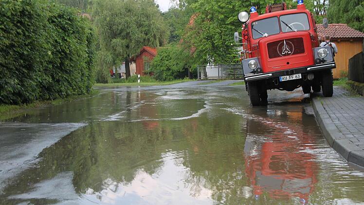 Überschwemmung der Ortsdurchfahrt des Neuenmarkter Ortsteils Schlömen. Foto: Dagmar Besand