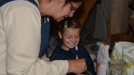 An der Müsli-Mischmaschine hatten die Kinder ihren Spa: Sie durften auch kostenlos probieren.  Foto: K.- H. Hofmann