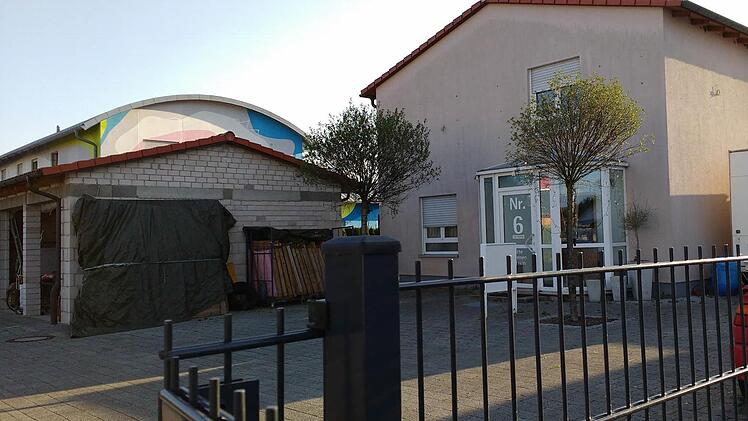 Das Gebäude "Zum Neuntagwerk 6" (rechts) im Gewerbegebiet in Neunkirchen am Brand Foto: rm