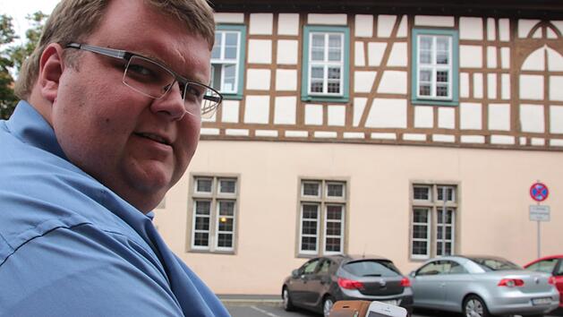 2. B&uuml;rgermeister Andreas Tr&auml;gner loggt sich am Marktplatz ins BayernWlan ein. Foto: Heike Beudert