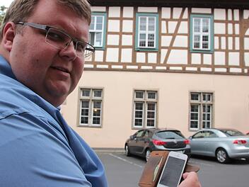 2. Bürgermeister Andreas Trägner loggt sich am Marktplatz ins BayernWlan ein. Foto: Heike Beudert
