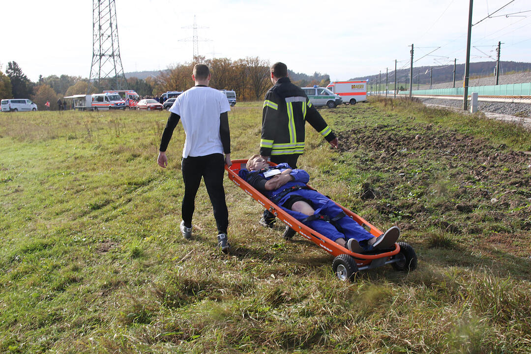 Coburg: Üben für den Ernstfall – Rettungskräfte und Statisten stellen ICE-Katastrophe nach
