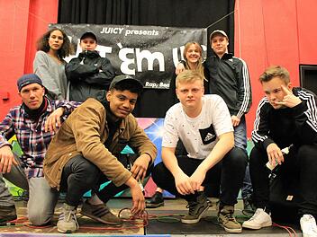 Die Veranstaltungsgruppe "Juicy" auf der Bühne, auf der ihr erstes großes Konzert stattfinden wird. Links unten Domino-Mitarbeiter Nils Anders. Foto: Dominic Buckreus