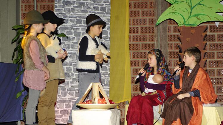 Die Hirten besuchen Maria, Josef und das Christuskind im Stall von Bethlehem. Winfried Ehling