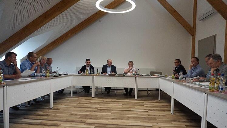 Der Gemeinderat tagte erstmals im neu renovierten Sitzungssaal. Fotos: Richard Sänger