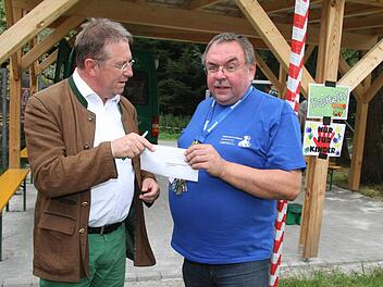 OB Henry Schramm (links) überreicht Tierschutzvereins-Vorsitzendem Wolfgang Hain einen Scheck. Vor dem Tierheimfest am Wochenende wartet auf die Helfer viel Arbeit - doch die Mühe lohnt sich.BR-Archiv