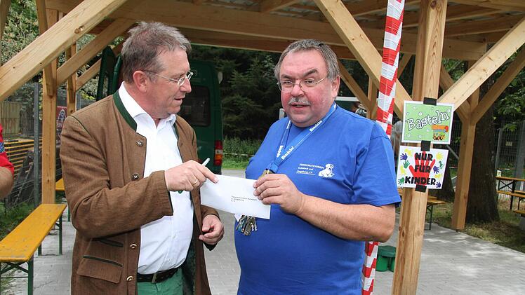 OB Henry Schramm (links) überreicht Tierschutzvereins-Vorsitzendem Wolfgang Hain einen Scheck. Vor dem Tierheimfest am Wochenende wartet auf die Helfer viel Arbeit - doch die Mühe lohnt sich.BR-Archiv