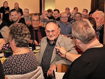 Ernst Steger, mit 93 das älteste Mitglied des SV Frensdorf, erinnert sich. Moderator Peter Böck stellte die Fragen. Foto: Evi Seeger