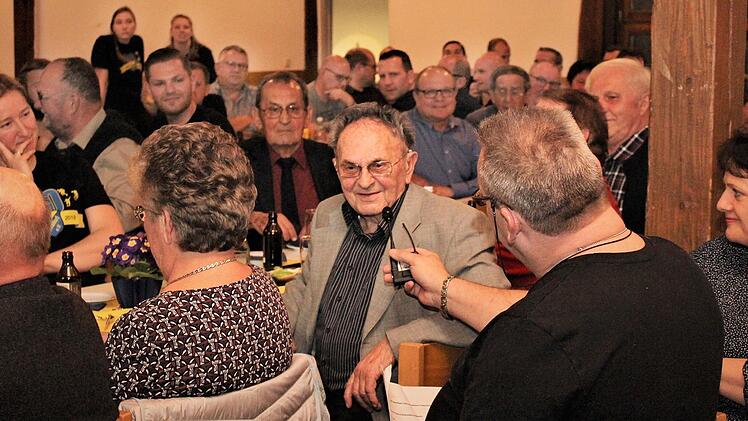 Ernst Steger, mit 93 das älteste Mitglied des SV Frensdorf, erinnert sich. Moderator Peter Böck stellte die Fragen. Foto: Evi Seeger