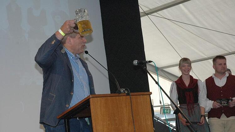 Martin Flohrschütz, der Obmann des Bayerischen Bauernverbandes, erhob sein Glas auf das Wohl der Landjugend Fechheim. Foto: Edwin Meißinger
