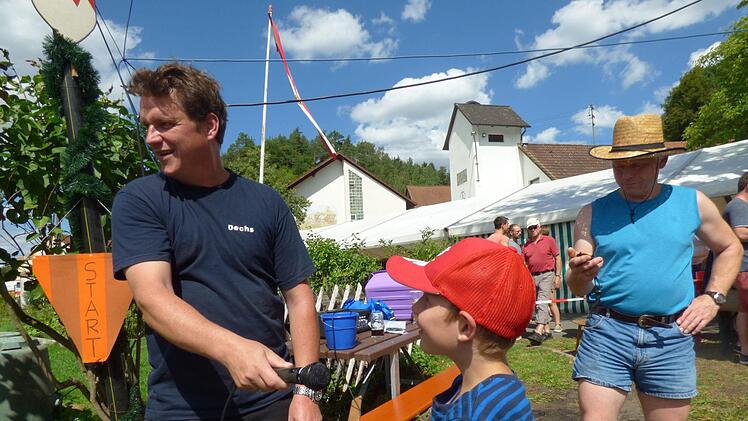 Feuerwehrchef und Moderator Christian Görl  mit  seinem Sohn Florian, der den  "Startschuss" bei jedem Rennen geben durfte Foto: Thomas Weichert