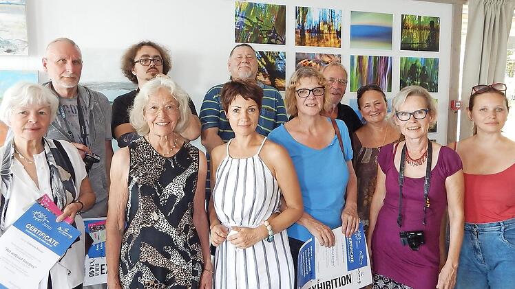 Die fränkischen und russischen Künstler mit dem früheren "focus-europa"-Vorsitzenden, Lutz-Benno Kracke (Vierter von rechts), sind bei der Vernissage in Russland vereint. Fotos: Horst Wunner