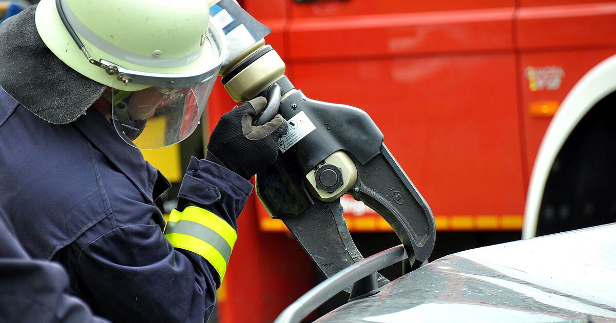A3 near Erlangen: Semi-trailer truck drags car 400 meters - | Couple ...