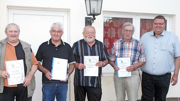 2. B&uuml;rgermeister Andreas Tr&auml;gner (rechts) &uuml;berreichte w&auml;hrend der Jahreshauptversammlung die goldenen und silbernen Ehrennadeln an (von links): Norbert Back, Gerhard Dietz, Heribert Ge&szlig;ner und Karl Heinz Mangold.
