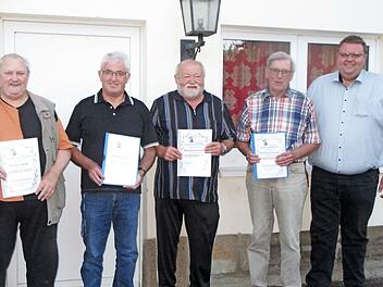 2. Bürgermeister Andreas Trägner (rechts) überreichte während der Jahreshauptversammlung die goldenen und silbernen Ehrennadeln an (von links): Norbert Back, Gerhard Dietz, Heribert Geßner und Karl Heinz Mangold.