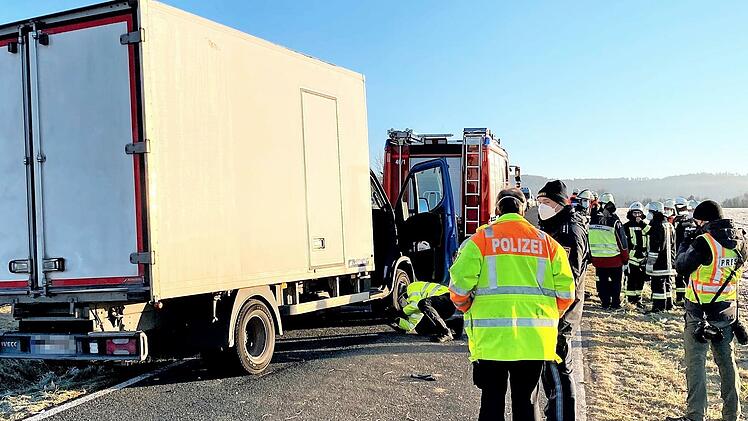 Unter diesem Transporter war der 66-J&auml;hrige eingeklemmt worden. Er starb an der Unfallstelle.