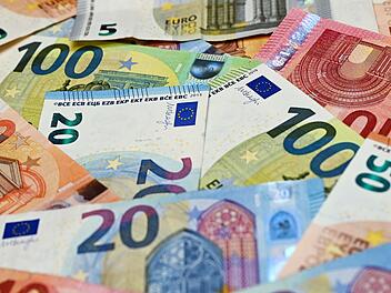 Geld gefunden und zurückgegeben: In Schwabach hat eine ehrliche Finderin eine Tüte mit 1500 Euro zurückgegeben