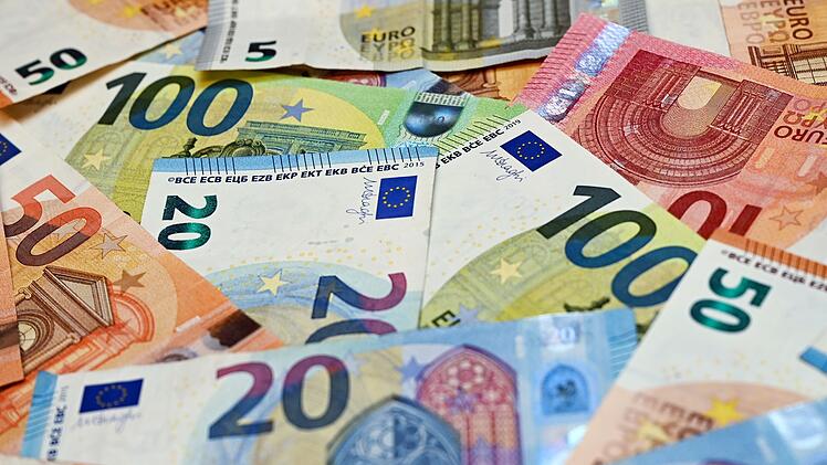 Geld gefunden und zurückgegeben: In Schwabach hat eine ehrliche Finderin eine Tüte mit 1500 Euro zurückgegeben