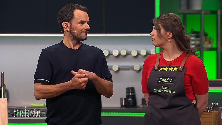 Das überrascht: Die oft so souveräne Sandra landet mit ihrem Coach Steffen Henssler im gefürchteten Entscheidungskochen.