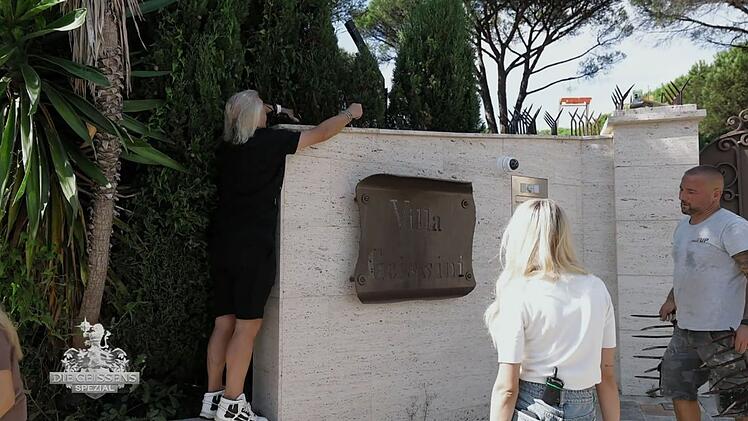 Beim Anbringen der "Speere" (Carmen Geiss) auf dem Tor verletzt sich Robert beinahe.