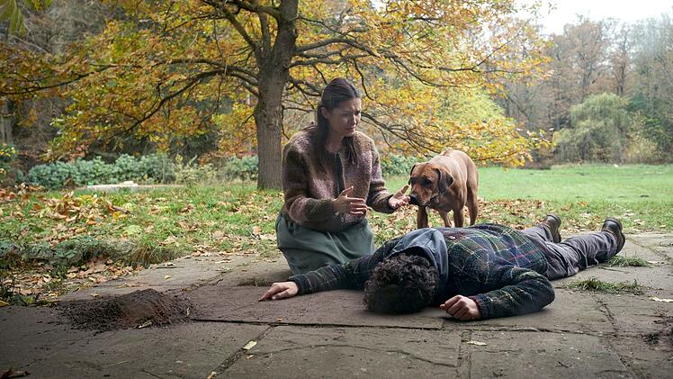 Moritz Hansen (Pascal Houdos) konnte sich gerade noch nach Hause schleppen und mit dem Finger ein Zeichen f&uuml;r seine Schwester Marie (Anne Zander) in den Boden malen, ehe er starb.