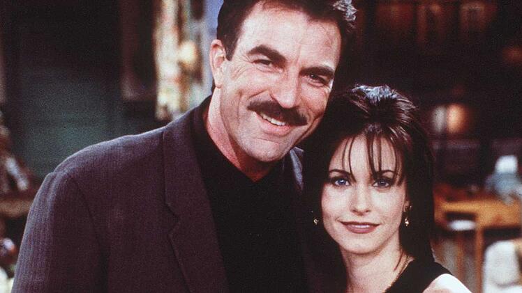 Eine gute Figur machte Tom Selleck auch nach "Magnum": Er hatte eine durchgehende Gastrolle in "Friends" (Bild, mit Courteney Cox) und war der Star in Kom&ouml;dien wie "Drei M&auml;nner und ein Baby" und "In & Out".