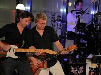 Vinnie (links) und Jo (rechts) bei einem Live-Konzert  Foto: Dirk Peter