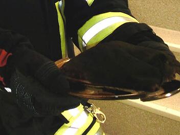 Das Corpus Delicti:Dieses Kirschkernkissen in einer Mikrowelle hat einen Feuerwehreinsatz in Garitz ausgelöst. Foto: Peter Rauch