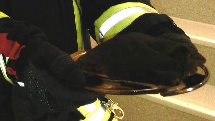 Das Corpus Delicti:Dieses Kirschkernkissen in einer Mikrowelle hat einen Feuerwehreinsatz in Garitz ausgelöst. Foto: Peter Rauch